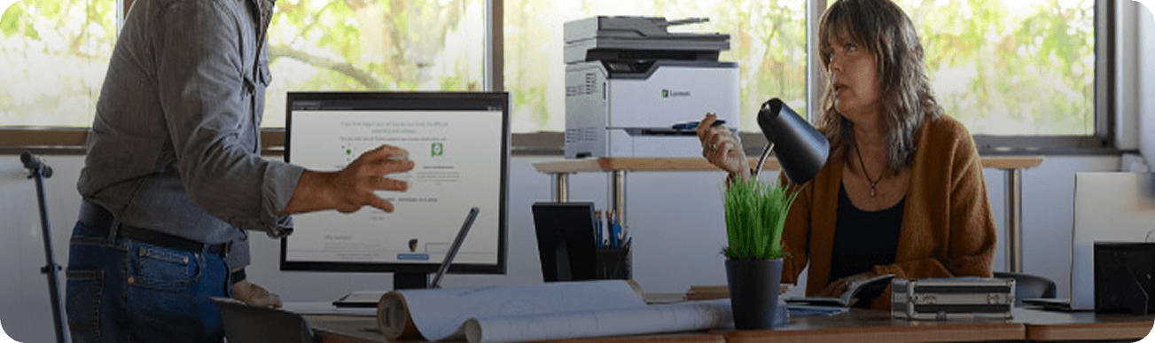 Ambiente de escritório moderno com profissionais trabalhando
