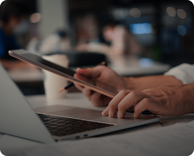 Pessoa a trabalhar no portátil e tablet